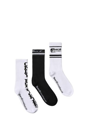 Trzy pary skarpetek załogowych w czerni i bieli, z napisem „DiverseExtremeTeam.com” i paskowanymi detalami na jednolitym białym tle.