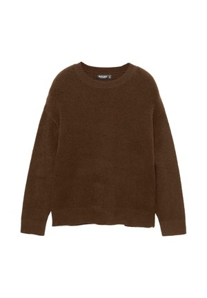 Pull en maille marron et fuzzy avec un col rond, des épaules tombantes et des poignets côtelés ; coupe décontractée avec un ourlet légèrement court.