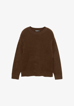 Pull en maille marron et fuzzy avec un col rond, des épaules tombantes et des poignets côtelés ; coupe décontractée avec un ourlet légèrement court.