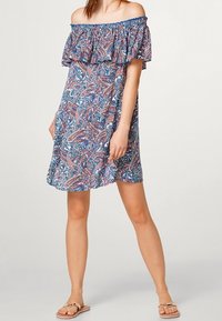 Robe décolletée en bleu et rose à motifs paisley, avec un col froncé, en tissu léger et d'une coupe décontractée.
