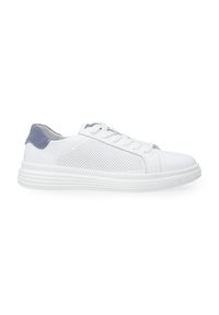 Weißer Sneaker mit einem Obermaterial aus glattem Leder, durch perforiertes Design an den Seiten, kontrastierendem grauen Wildlederbesatz an der Ferse und einer gerippten Gummisohle.