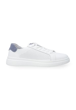 Weißer Sneaker mit einem Obermaterial aus glattem Leder, durch perforiertes Design an den Seiten, kontrastierendem grauen Wildlederbesatz an der Ferse und einer gerippten Gummisohle.