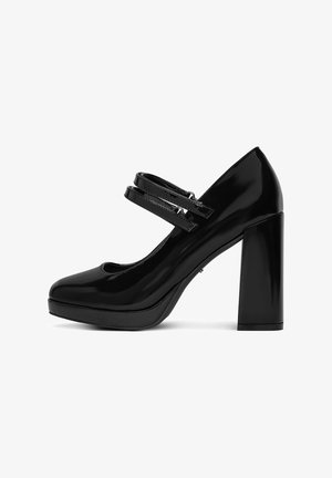 Czarne lakierowane półbuty Mary Jane z zaokrąglonym noskiem, podwójnym paskiem i grubym słupkowym obcasem. Gładka tekstura o błyszczącej powierzchni.