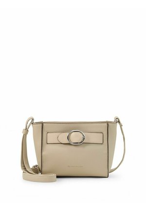 Beige leren crossbodytas met verstelbare band, voorste decoratieve band met zilveren ovale gesp en subtiele merkopdruk.