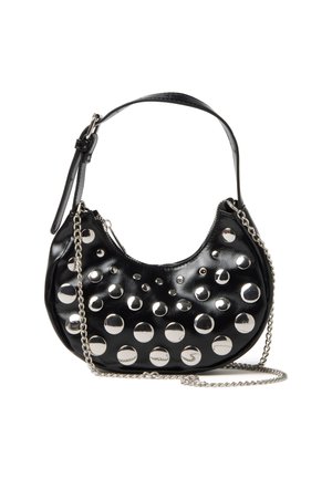 Borsa a mano a forma di mezzaluna in pelle nera con borchie argentate, tracolla regolabile e tracolla a catena in argento staccabile, esposta su sfondo bianco.