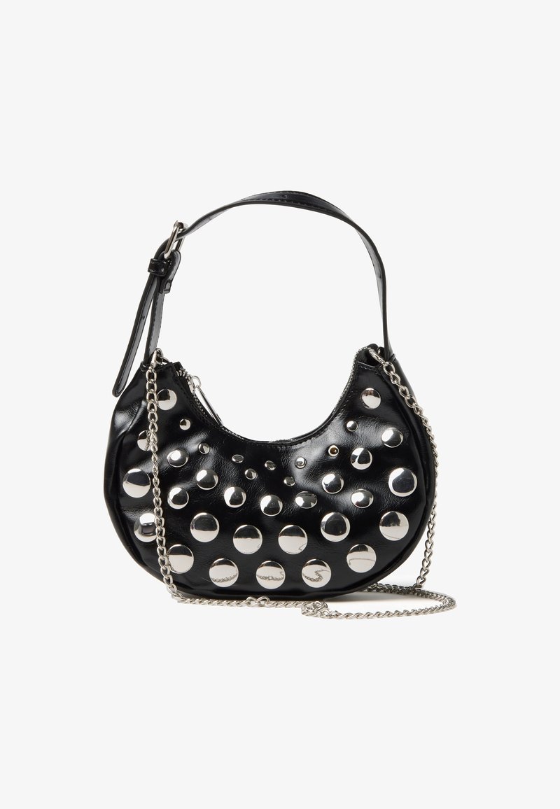 Sac à main en cuir noir en forme de croissant avec des clous en argent, bandoulière réglable et chaîne d'épaule en argent détachable, présenté sur un fond blanc.