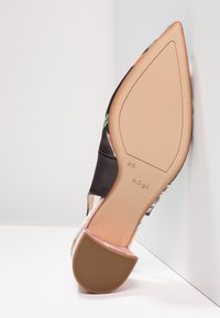 Scarpa con tacco alto nera e floreale, dotata di punta affusolata e tacco trasparente. Upper in satin liscio e suola in gomma testurizzata, con logo del marchio.