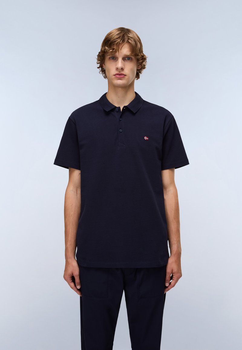 Marine polo skjorte med krage, med fire knapper og et lite brodert flagglogo på brystet. Korte ermer og en glatt tekstur.