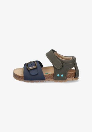 Lederen sandalen met een marineblauwe strap, groene accenten, verstelbare gesp, gestructureerde bovenkant en een kurken zool met rubberen buitenzool.
