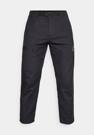 Mustat cargo-housut sileällä pinnalla, jossa on vetoketjullinen tasku reidessä, säädettävä vyötärö ja logopatchi jalassa.