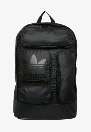 Czarny plecak Adidas z kilkoma przednimi kieszeniami na zamek, w tym jedną z logo Adidas trefoil.