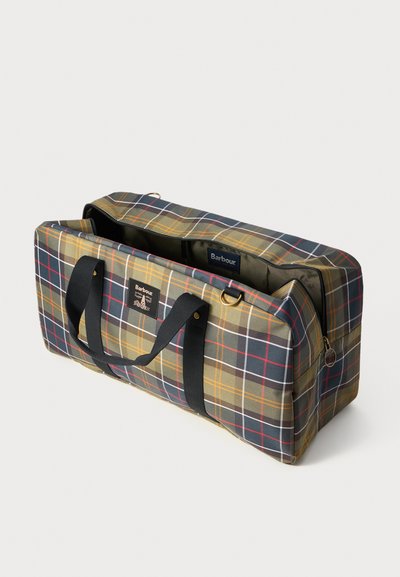 Sac de sport à carreaux avec un extérieur en coton bleu marine, jaune et rouge, doté de poignées noires et d'un compartiment zippé. Étiquette de marque visible.