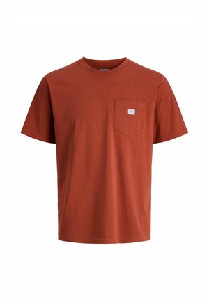 Koszulka z krótkim rękawem w kolorze rdzawego brązu, z okrągłym dekoltem oraz kieszenią na piersi, na której znajduje się mała biała etykieta po lewej stronie.