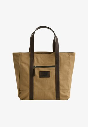 Borsa a tracolla in tela color fango con manici in pelle marrone scuro, tasca frontale con cerniera, forma rettangolare e etichetta sotto la cerniera.