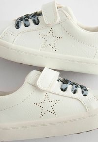 Next ELASTIC - Lær-at-gå-sko - white