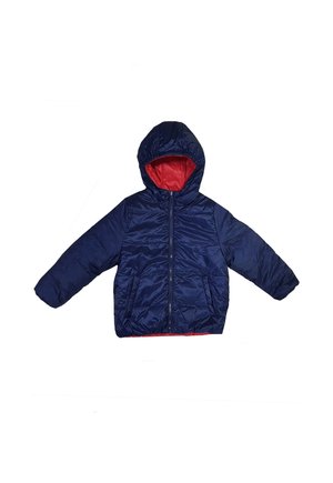 Giacca invernale blu navy con cappuccio, fodera interna rossa, zip anteriore completa e tasche laterali, adatta per il freddo.