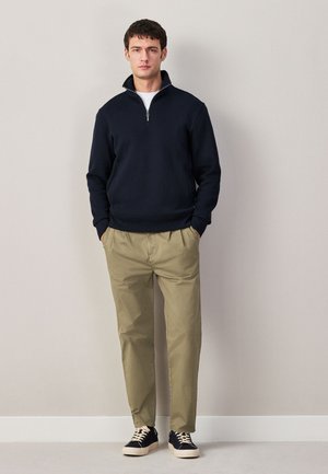 Next, REGULAR TAPERED FIT - SUMMERWEIGHT TWIN PLEAT CHINO TROUSERS  . - Pantaloni - sand