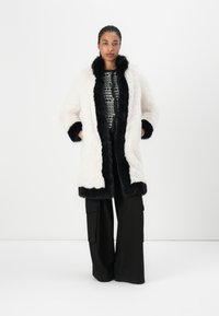 TWINSET Vinterfrakke - neve/nero