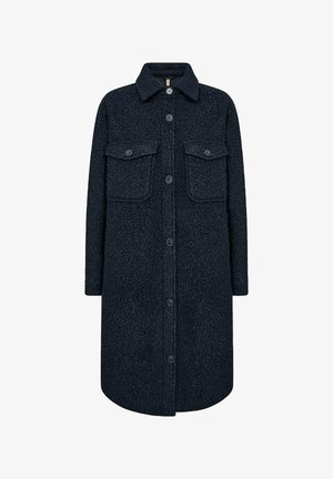 Lange donkerblauwe jas met textuur, voorzien van een knoopsluiting aan de voorkant, twee borstzakken met knoopkleppen en een klassieke kraag.