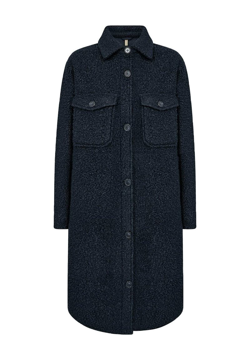 Lange donkerblauwe jas met textuur, voorzien van een knoopsluiting aan de voorkant, twee borstzakken met knoopkleppen en een klassieke kraag.