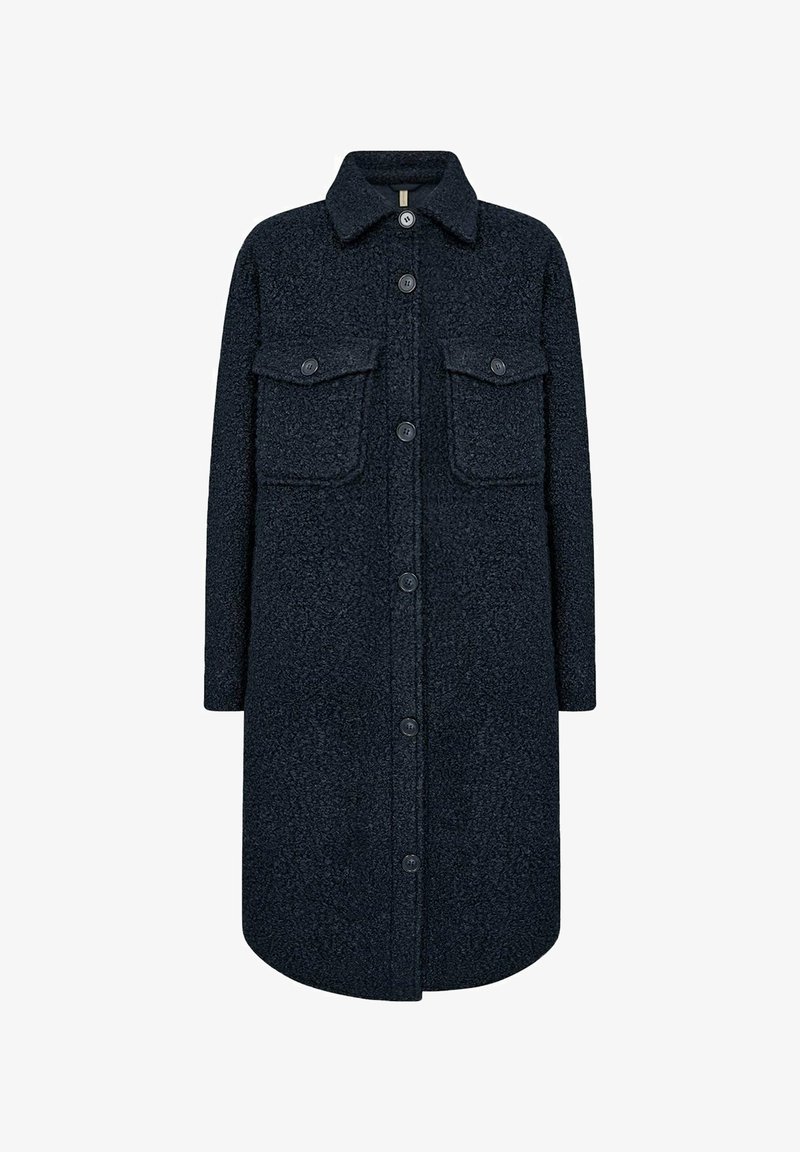 Lange donkerblauwe jas met textuur, voorzien van een knoopsluiting aan de voorkant, twee borstzakken met knoopkleppen en een klassieke kraag.