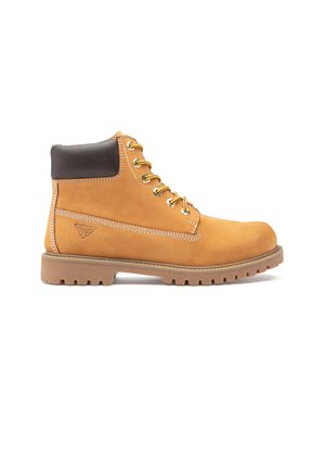 Scarponcino da lavoro color fango con colletto imbottito scuro, lacci gialli e suola spessa con battistrada, mostrato dal lato destro su sfondo bianco.