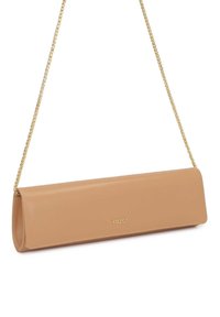 Tanana kožna torbica s glatkom teksturom, koja ima zlatnu lančanu narukvicu i reljefni logo na prednjoj strani. Elegantan pravokutni oblik, minimalistički dizajn.