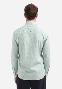 Groen gemarmerd overhemd met lange mouwen en een button-down kraag, met een geometrisch ontwerp en enkele knopen bij de mouwen. Achteraanzicht getoond.