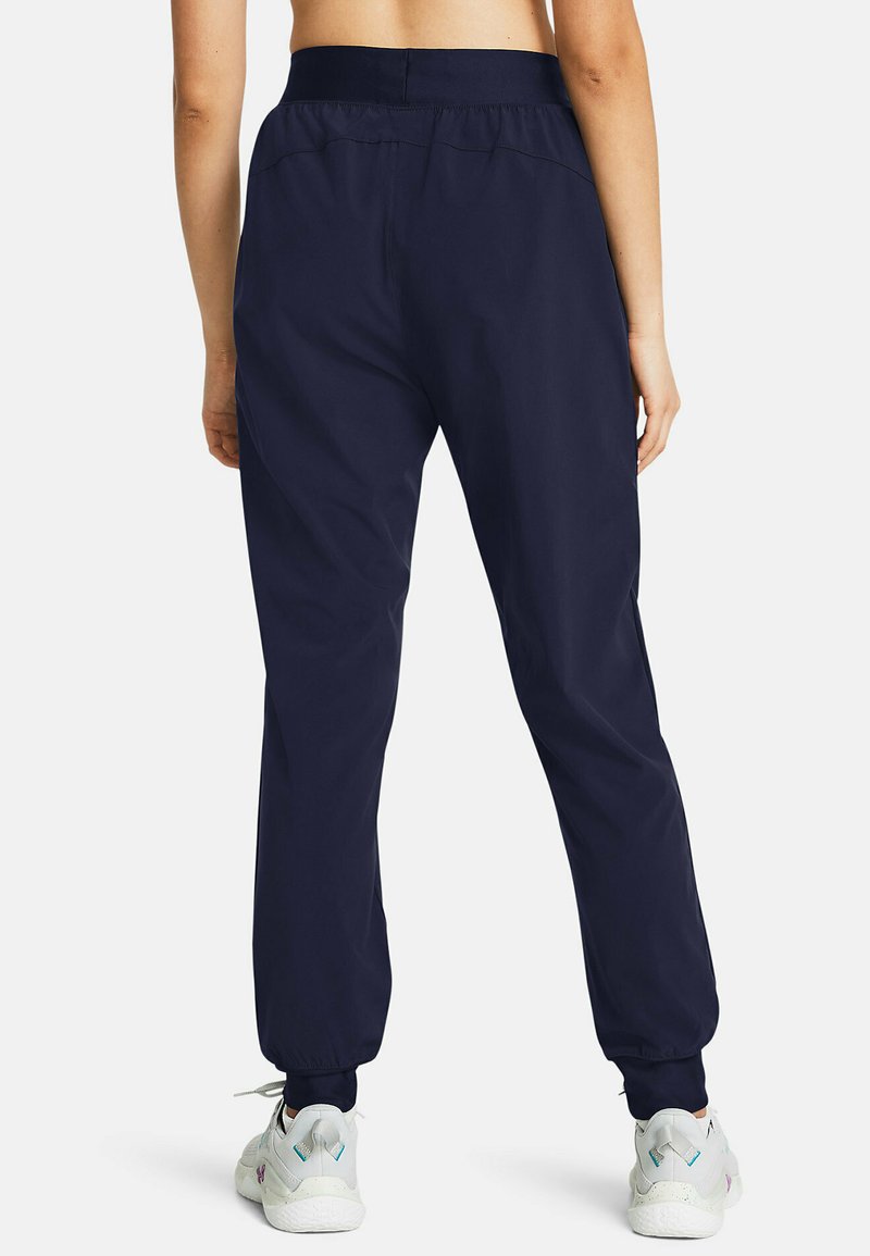 Navy Jogginghosen mit elastischem Bund und gerippten Knöcheln, aus glattem Stoff gefertigt. Mit Taschen und einem lockeren Schnitt ausgestattet.