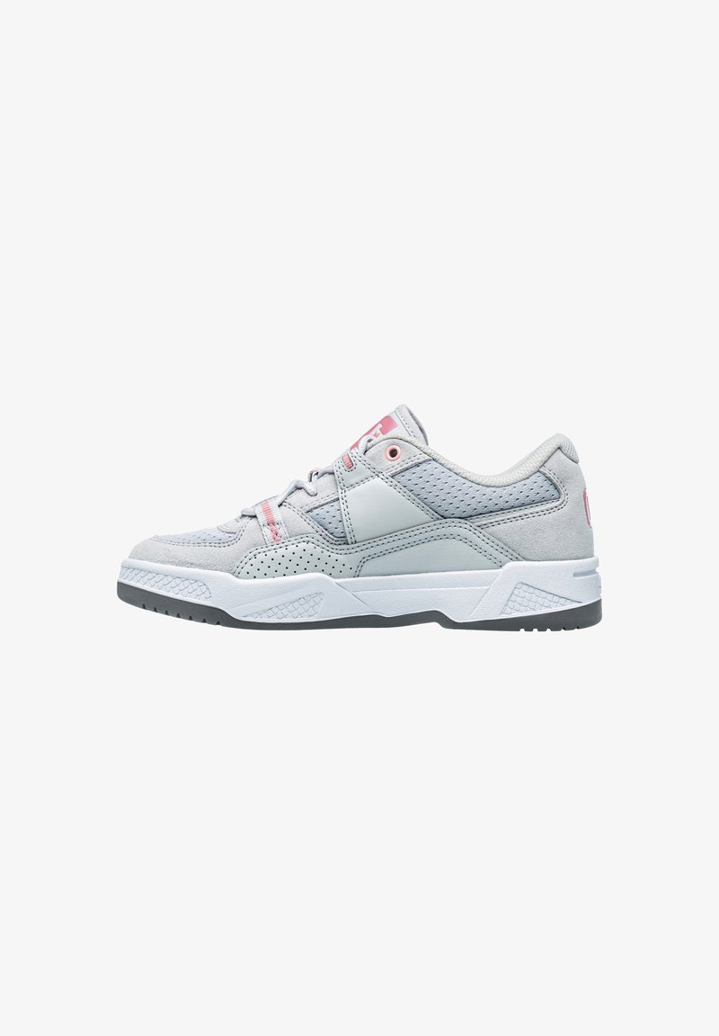 Hellgraue Sneaker aus einer Mischung aus Wildleder und Mesh, mit rosa Akzenten, niedrigem Profil, durchbrochenen Details und einer strukturierten Gummisohle.