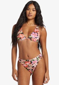 Kvetinový bikiny set s hlbokým braletom a vysokým pásom, vyrobený z elastického materiálu s ružovým, zeleným a čiernym vzorom.