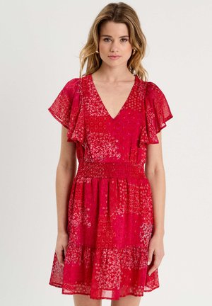 Robe à motifs floraux rouges en tissu léger, avec un décolleté plongeant, des manches volantes et une taille smockée, dotée d'une jupe superposée.