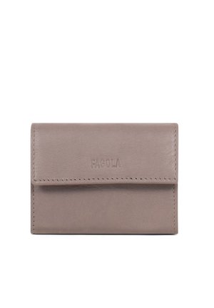 Portefeuille en cuir taupe avec fermeture à rabat, coutures visibles et nom de marque embossé "FAGOLA" au centre avant.