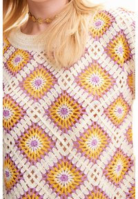 Haut en crochet avec un motif en losanges dans des tons crème, jaune et lavande. Présente un design ajouré et un fil texturé, mettant en valeur un travail artisanal délicat.