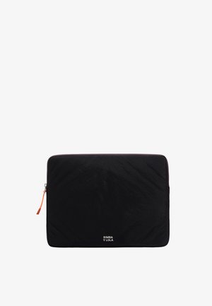 Funda negra para portátil con superficie de tela texturizada, cierre de cremallera y un tirador de cremallera naranja. Presenta el logo "BIMBA Y LOLA" en la parte inferior.