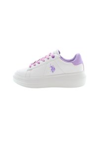Sneakers bianchi con accenti viola, dotati di una suola texture, punta rotonda e una grafica del logo di lato. I lacci sono di un rosa chiaro.