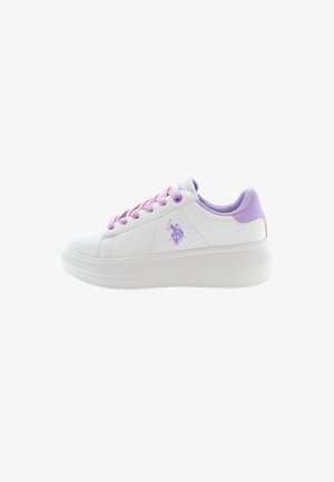 Vita sneakers med lila detaljer, med en strukturerad sula, rund tå och en logografik på sidan. Snören är ljusrosa.