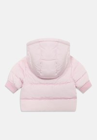 Puffete rosa jakke med hette, ribbede mansjetter og horisontale sømdetaljer. Mykt stoff med en jevn tekstur, ideelt for varme.