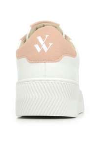 Sneaker bianca con suola bianca testurizzata e copertura del tallone in suede rosa. Presenta un rivestimento morbido beige e un logo sul retro.