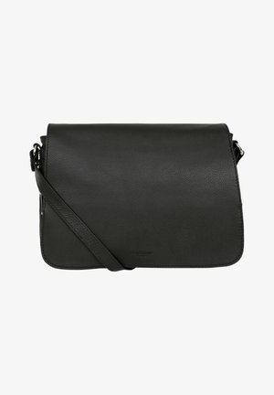 Sac bandoulière en cuir noir avec fermeture à rabat et bandoulière réglable, surface lisse texturée, forme rectangulaire.
