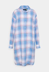 Rutig skjorta med ett ljusblått och vitt mönster med röda detaljer, knappstängning fram, långa ärmar och en klassisk kragdesign.