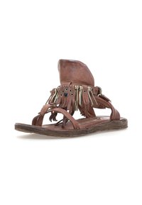 Brune lædersandal med frynse-detaljer, metalaccenter og åbent bagdesign. Flad sål med tekstureret indersål for bedre greb.