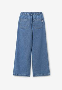 Culottes en denim avec une taille élastique, couleur bleu clair, deux poches arrière et une coupe droite à jambes larges.