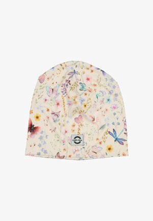 Bomuldsbeanie i cremefarvet med blomster- og sommerfuglemønster, der har et lille mærke med "mikk-line" logo. Blød tekstur og tætsiddende design.