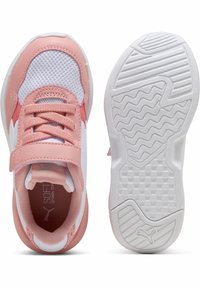 Baskets de sport roses et blanches avec une tige en maille, des superpositions synthétiques et une semelle en caoutchouc texturé. Comprend des lacets et une sangle à boucle et crochet.