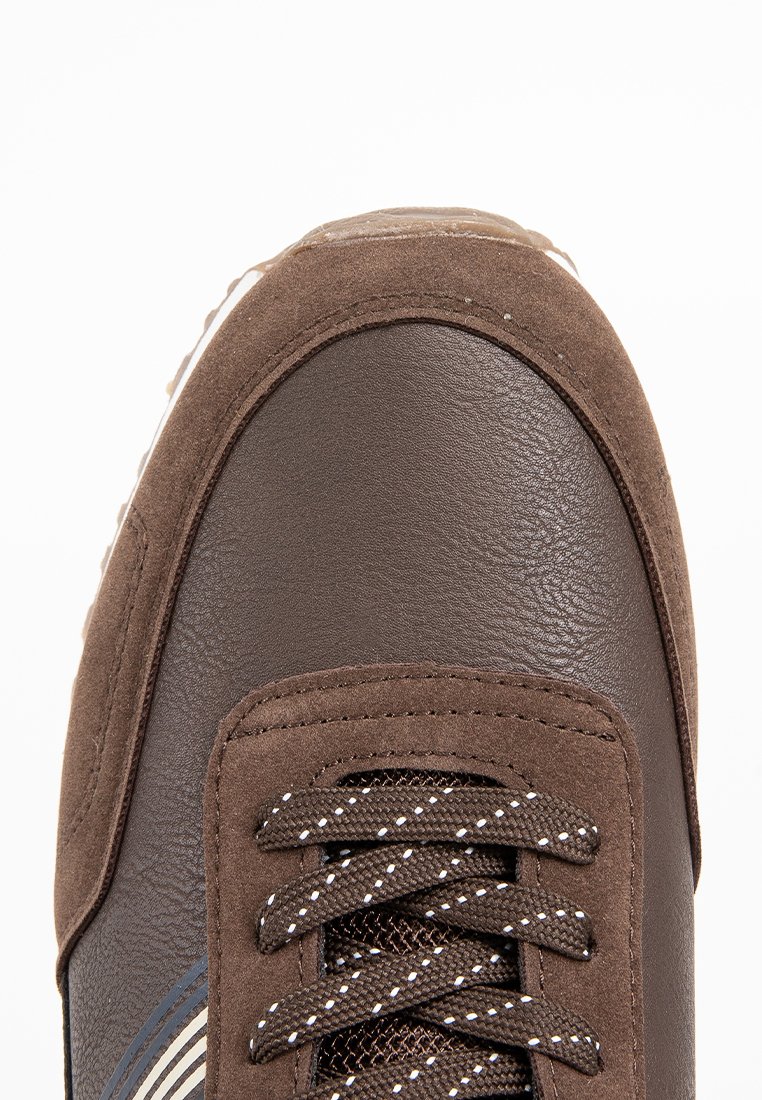 Sneaker marrone con tomaia in suede e pelle testurizzata, dotato di lacci marroni scuri, dettagli bianchi e una punta arrotondata.