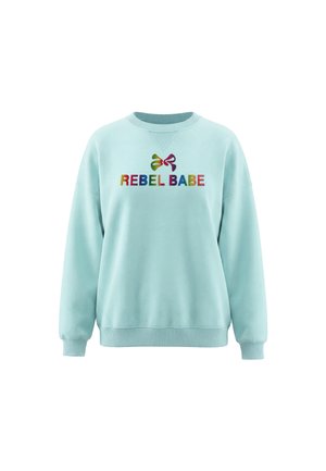 Lyseblå sweatshirt med farverig broderet tekst "REBEL BABE" og to flerfarvede sommerfugleformer over teksten.