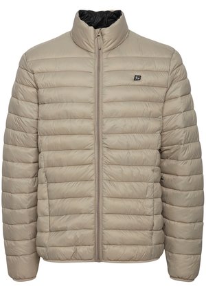 Beige dynejakke med høj krave, lynlås foran og fremhævet quiltet tekstur. Har en lille logo på venstre bryst.