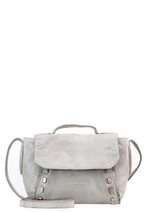 Kleine lichtgrijze leren schoudertas met klep, bovenhandvat, lange riem en metalen studs langs de voorranden.