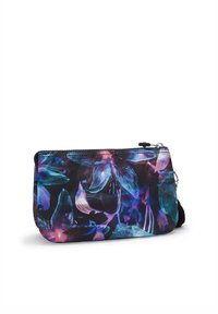 Pochette con zip floreale su sfondo nero, decorata con vivaci motivi di fiori blu e viola e una superficie in tessuto testurizzato.